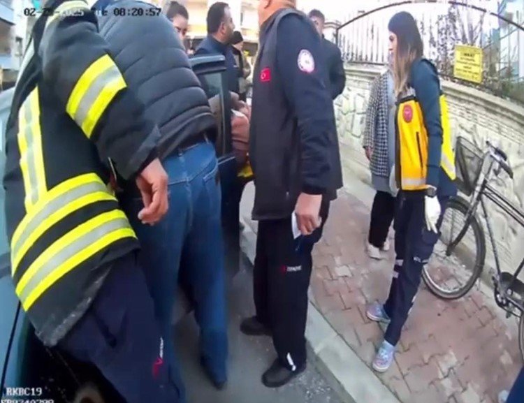 Mersin’de Otomobilde Sıkışan Sürücüyü İtfaiye Ekipleri Kurtardı