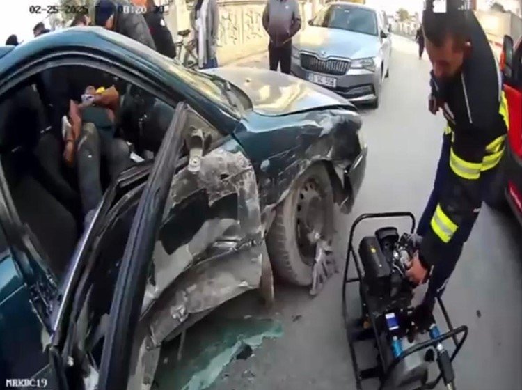 Mersin’de Otomobilde Sıkışan Sürücüyü İtfaiye Ekipleri Kurtardı