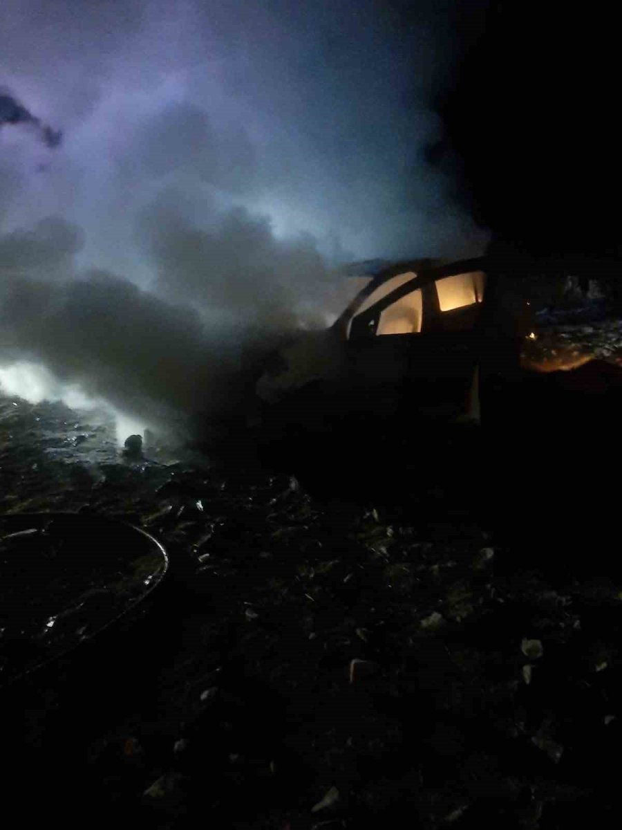 Piknik İçin Kiraladıkları Araç Yandı