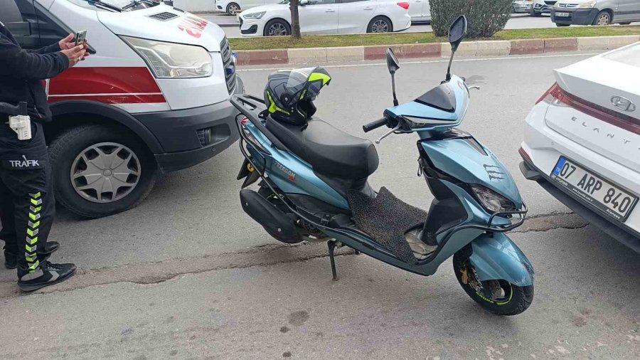 Yaya Geçidinde Motosiklet Yayaya Çarptı: 2 Yaralı
