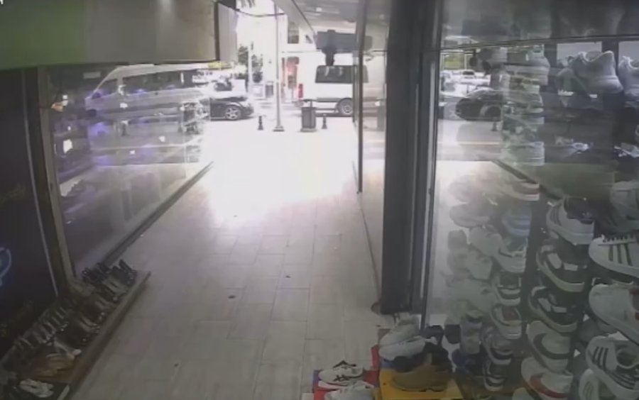 Manavgat’ta Otomobil, Okul Servisine Arkadan Çarptı, Kaza Anı Güvenlik Kamerasına Yansıdı