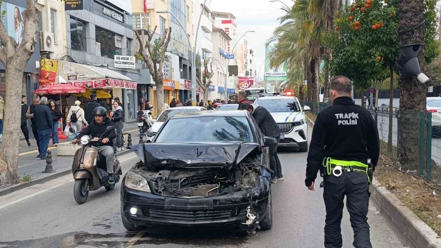 Manavgat’ta Otomobil, Okul Servisine Arkadan Çarptı, Kaza Anı Güvenlik Kamerasına Yansıdı