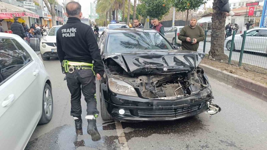 Manavgat’ta Otomobil, Okul Servisine Arkadan Çarptı, Kaza Anı Güvenlik Kamerasına Yansıdı