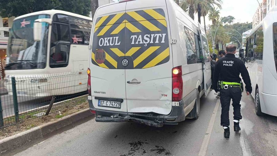 Manavgat’ta Otomobil, Okul Servisine Arkadan Çarptı, Kaza Anı Güvenlik Kamerasına Yansıdı