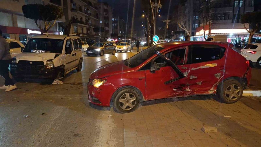 Antalya’da Hafif Ticari Araçla Otomobil Çarpıştı: 3 Yaralı