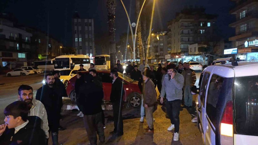 Antalya’da Hafif Ticari Araçla Otomobil Çarpıştı: 3 Yaralı