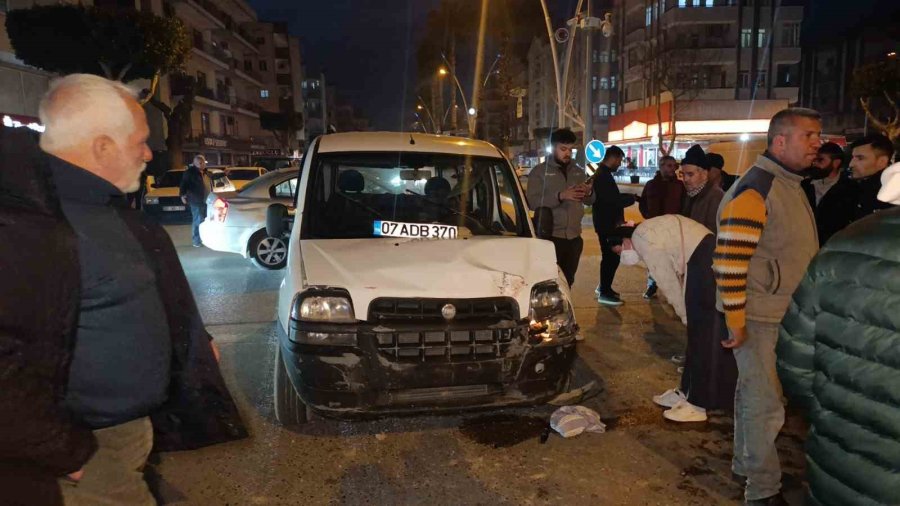 Antalya’da Hafif Ticari Araçla Otomobil Çarpıştı: 3 Yaralı