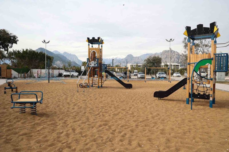 Antalya’da Çocuk Oyun Parkları Zemini Zeytin Çekirdeğiyle Kaplanıyor