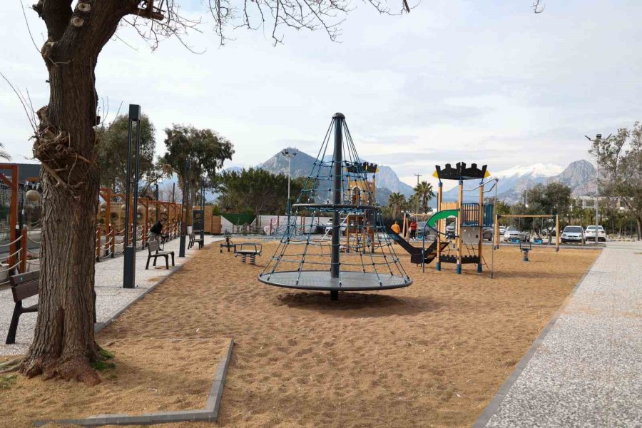 Antalya’da Çocuk Oyun Parkları Zemini Zeytin Çekirdeğiyle Kaplanıyor