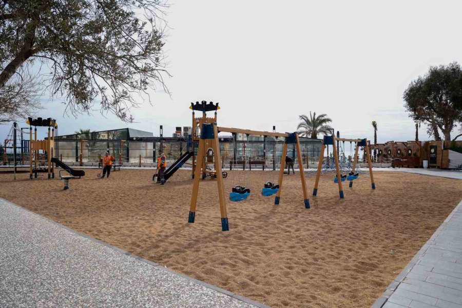 Antalya’da Çocuk Oyun Parkları Zemini Zeytin Çekirdeğiyle Kaplanıyor