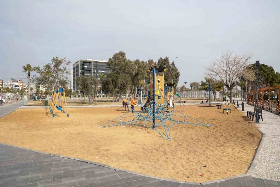 Antalya’da Çocuk Oyun Parkları Zemini Zeytin Çekirdeğiyle Kaplanıyor
