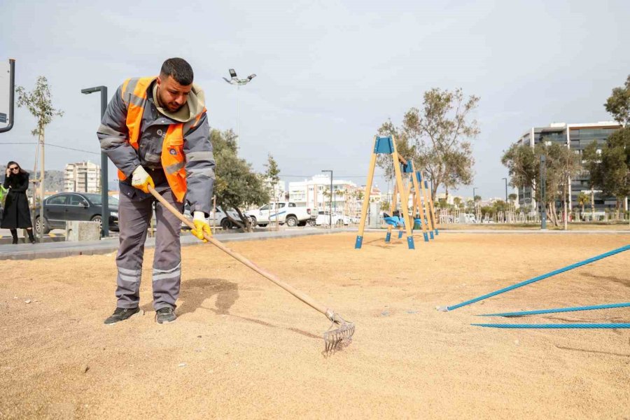Antalya’da Çocuk Oyun Parkları Zemini Zeytin Çekirdeğiyle Kaplanıyor