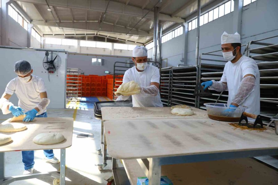 Büyükşehir Halk Ekmek Büfelerinde Ramazan Pidesi 15 Tl