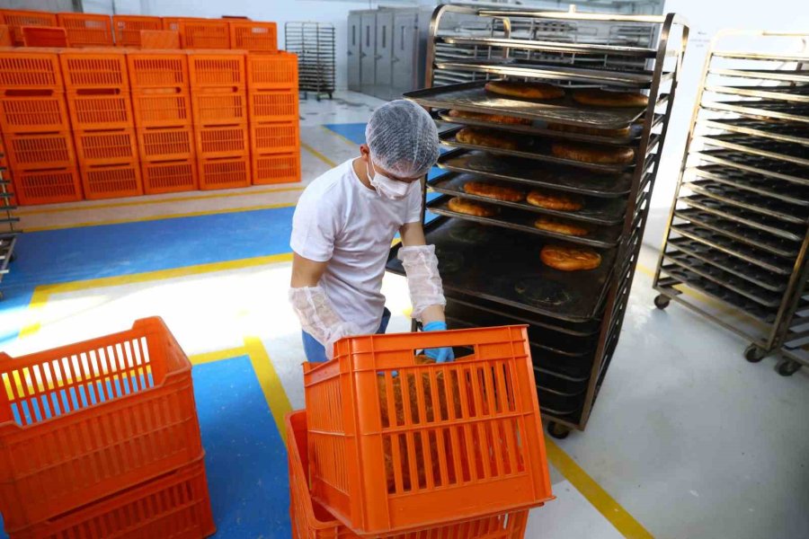 Büyükşehir Halk Ekmek Büfelerinde Ramazan Pidesi 15 Tl