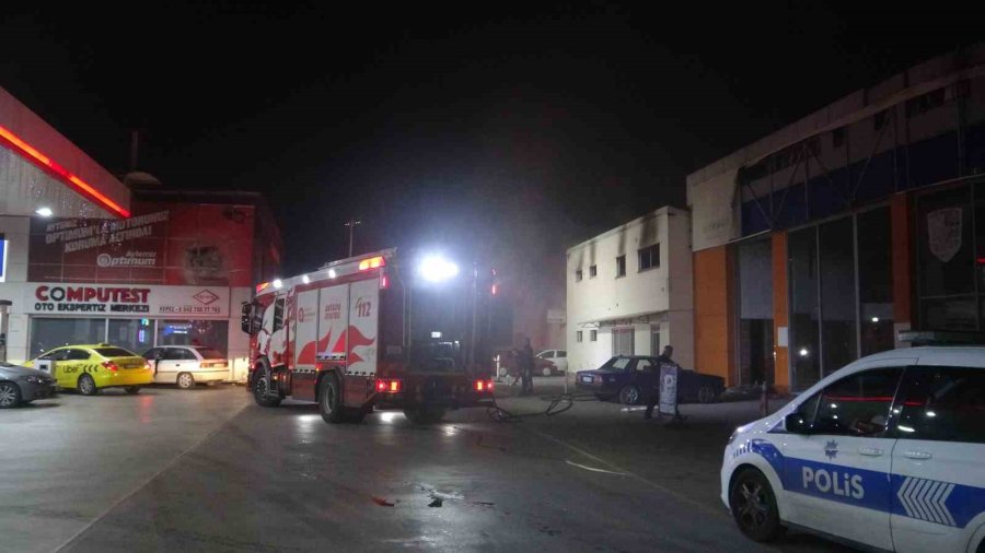 Akaryakıt İstasyonu Yanında Bulunan Metruk Binada Çıkan Yangın Korkuttu