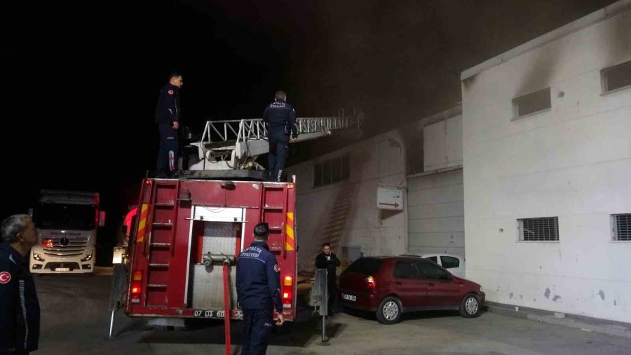 Akaryakıt İstasyonu Yanında Bulunan Metruk Binada Çıkan Yangın Korkuttu