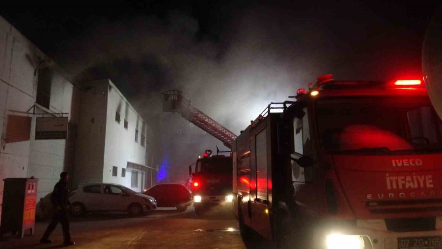 Akaryakıt İstasyonu Yanında Bulunan Metruk Binada Çıkan Yangın Korkuttu