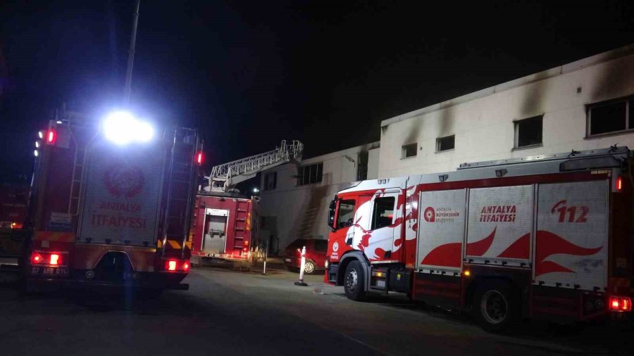 Akaryakıt İstasyonu Yanında Bulunan Metruk Binada Çıkan Yangın Korkuttu