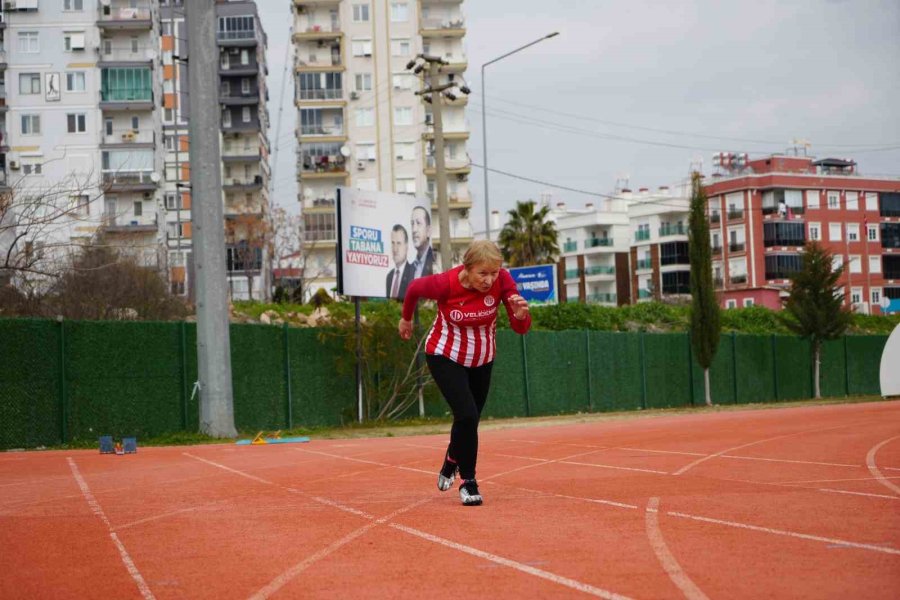 82 Yaşında Pistlerin Tozunu Atıyor