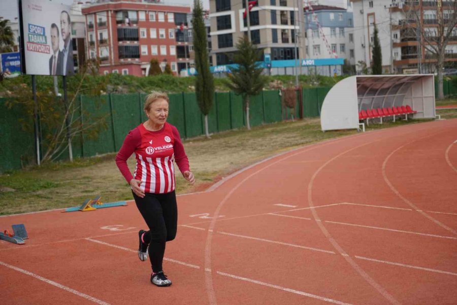 82 Yaşında Pistlerin Tozunu Atıyor