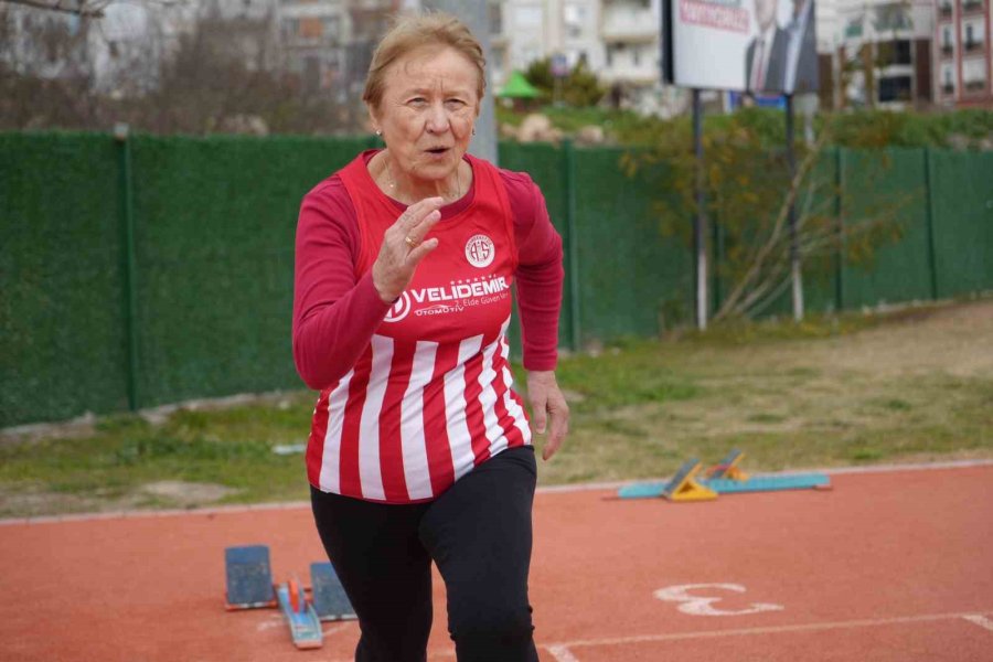 82 Yaşında Pistlerin Tozunu Atıyor