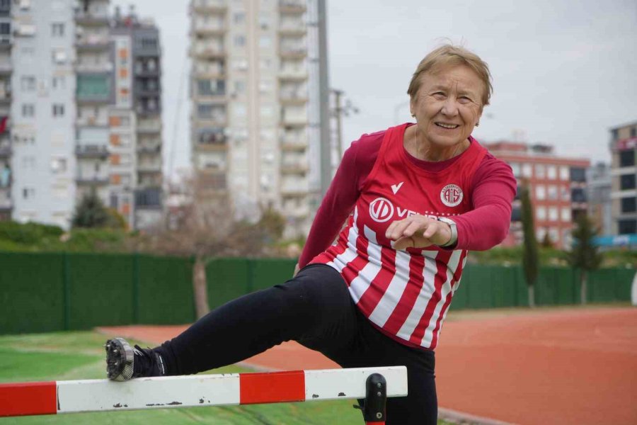 82 Yaşında Pistlerin Tozunu Atıyor