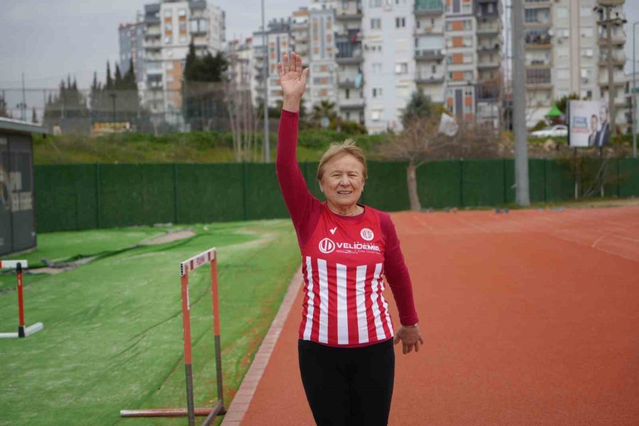 82 Yaşında Pistlerin Tozunu Atıyor