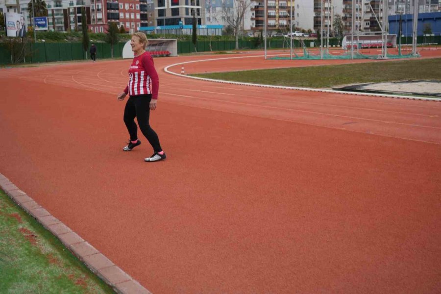 82 Yaşında Pistlerin Tozunu Atıyor