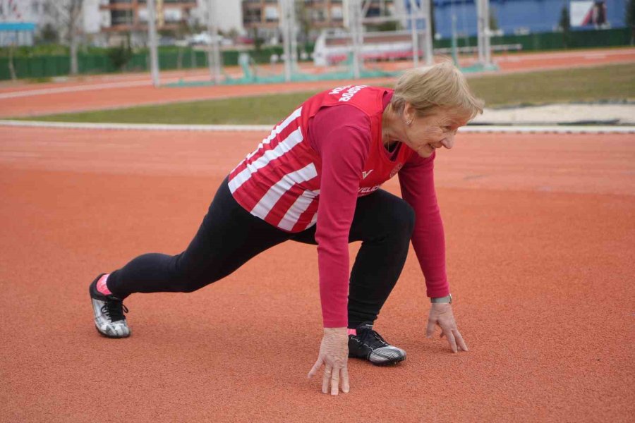 82 Yaşında Pistlerin Tozunu Atıyor