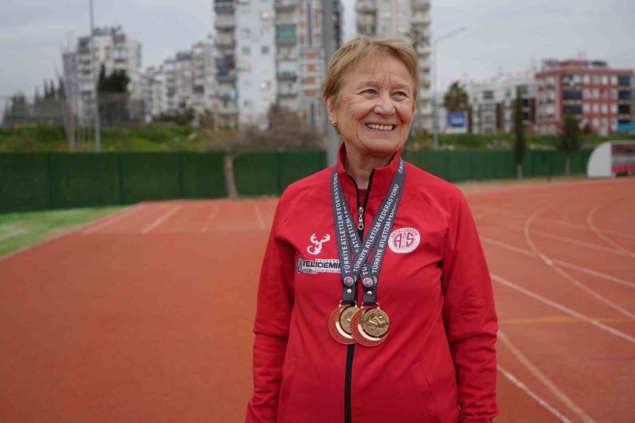 82 Yaşında Pistlerin Tozunu Atıyor