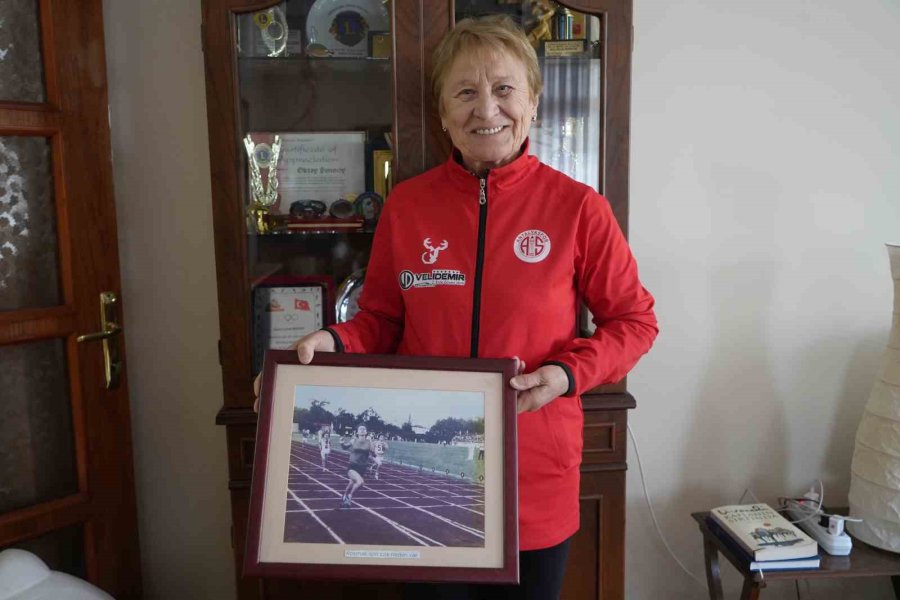 82 Yaşında Pistlerin Tozunu Atıyor