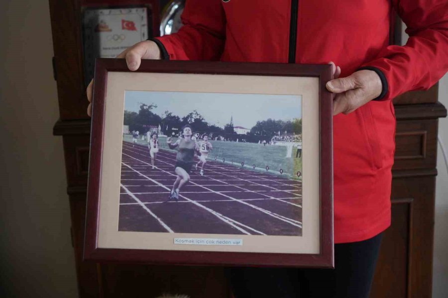 82 Yaşında Pistlerin Tozunu Atıyor