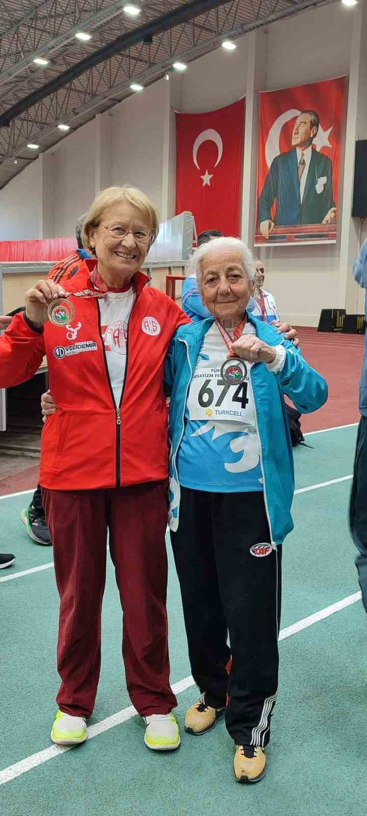 82 Yaşında Pistlerin Tozunu Atıyor