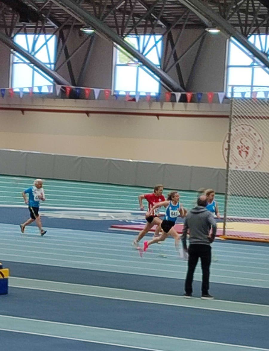 82 Yaşında Pistlerin Tozunu Atıyor