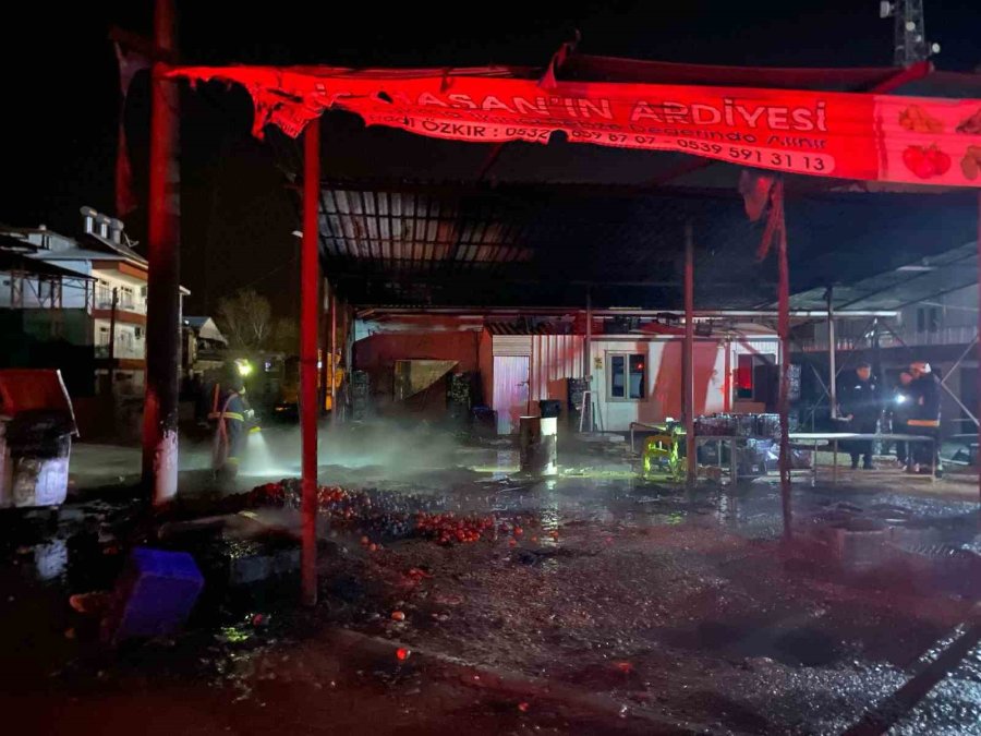 Çöpten Aldığı Kartonla Depoyu Ateşe Verdi: O Anlar Kameralara Anbean Yansıdı