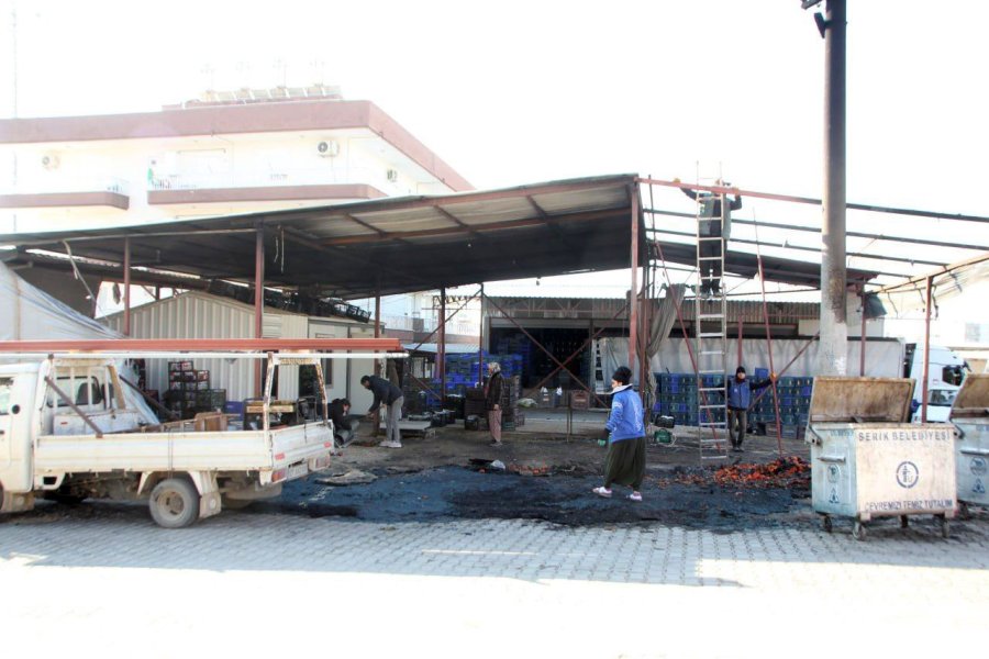 Çöpten Aldığı Kartonla Depoyu Ateşe Verdi: O Anlar Kameralara Anbean Yansıdı