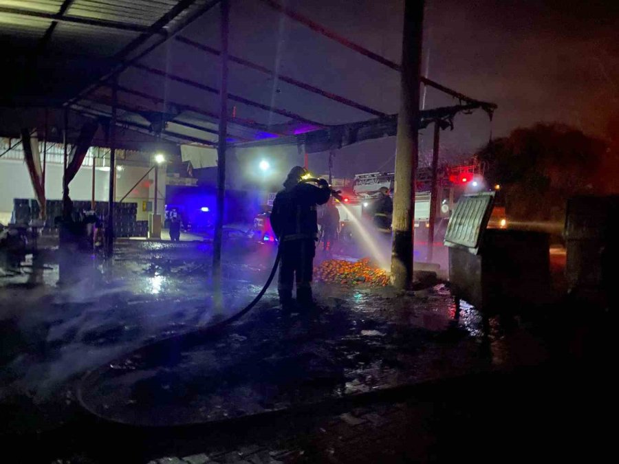 Çöpten Aldığı Kartonla Depoyu Ateşe Verdi: O Anlar Kameralara Anbean Yansıdı