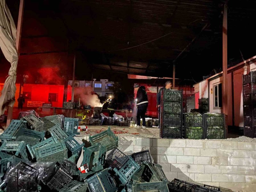 Çöpten Aldığı Kartonla Depoyu Ateşe Verdi: O Anlar Kameralara Anbean Yansıdı