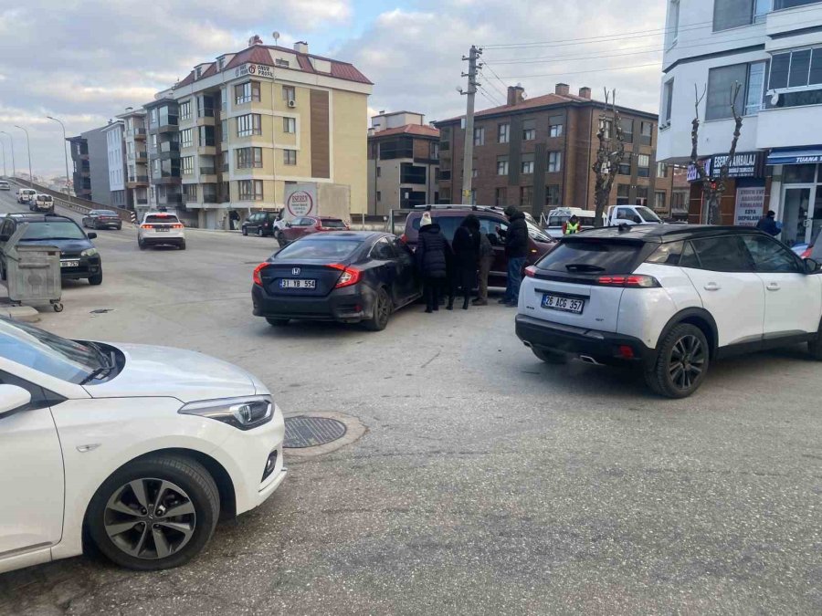 Cadde İle Sokak Kesişiminde Çarpışan 2 Araç Hasar Gördü