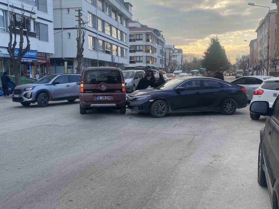 Cadde İle Sokak Kesişiminde Çarpışan 2 Araç Hasar Gördü