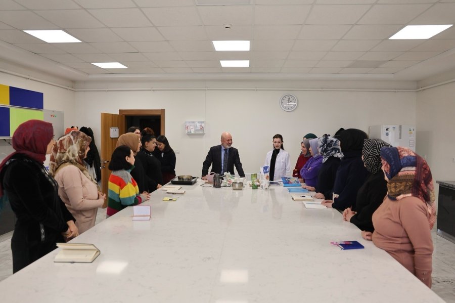 Başkan Çolakbayrakdar: "akademi İle 7’den 70’e Herkesin, Özellikle Ailelerin Mutluluğunu Artırıyoruz"