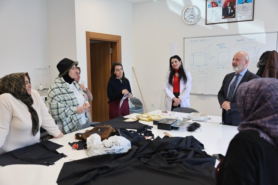 Başkan Çolakbayrakdar: "akademi İle 7’den 70’e Herkesin, Özellikle Ailelerin Mutluluğunu Artırıyoruz"