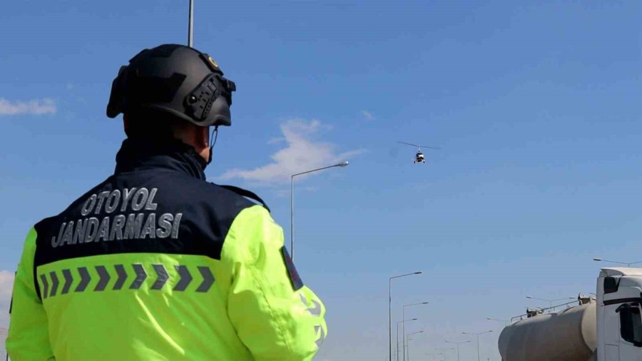 Mersin’de Cayrokopterli Denetim: 5 Araç Trafikten Men Edildi, 2 Aranan Şahıs Yakalandı