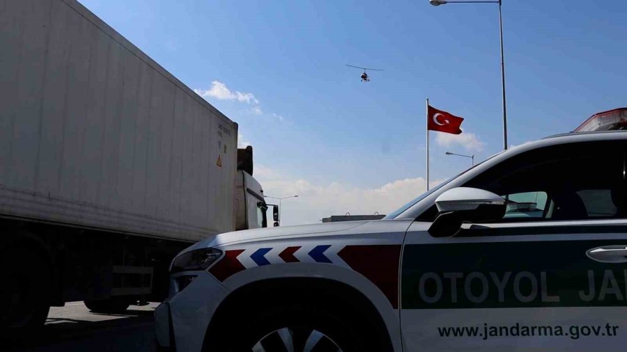 Mersin’de Cayrokopterli Denetim: 5 Araç Trafikten Men Edildi, 2 Aranan Şahıs Yakalandı