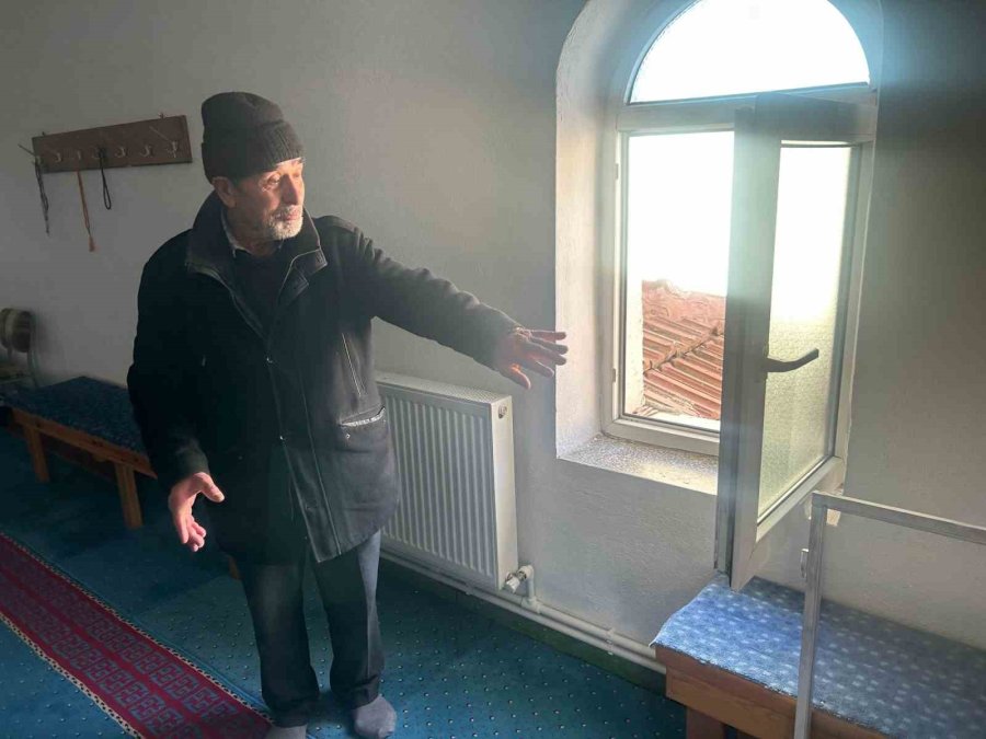 Camide İlginç Hırsızlık