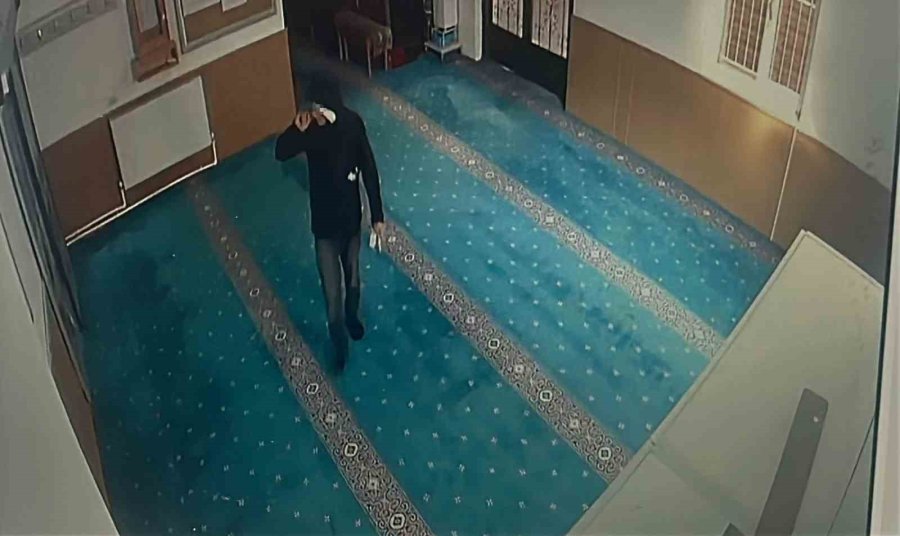 Camide İlginç Hırsızlık