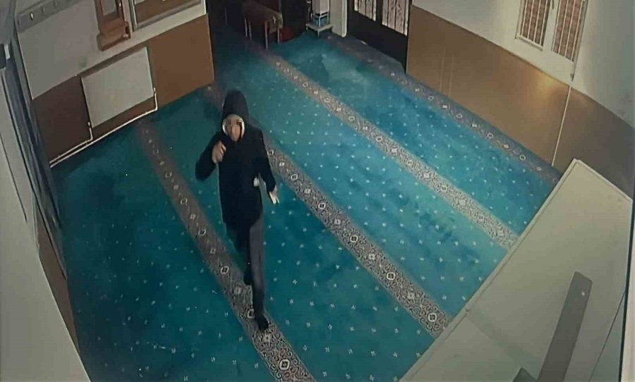 Camide İlginç Hırsızlık