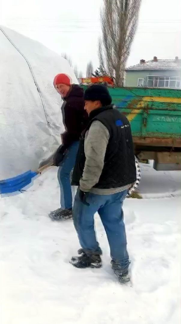 Dünyayı Gezen 21 Yaşındaki Belçikalı Genç Kayseri’de Misafir Olduğu Evde Karları Temizledi