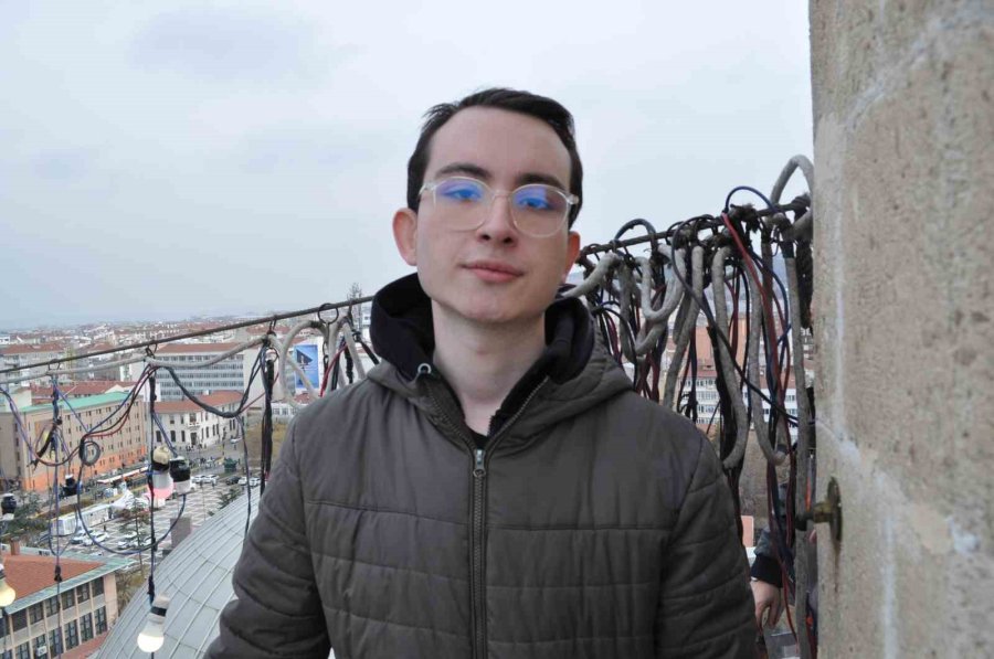 Baba Ve Oğul 106 Yıllık Reşadiye Camii’ne Ramazan Mahyası Astılar