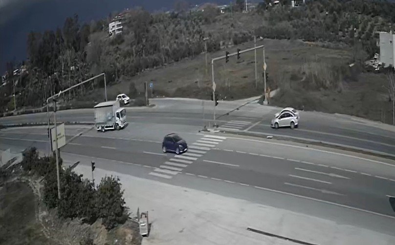 Kırmızı Işıkta Duran Otomobile Çarpmamak İçin Direksiyonu Kırdı, Kamyona Çarptı